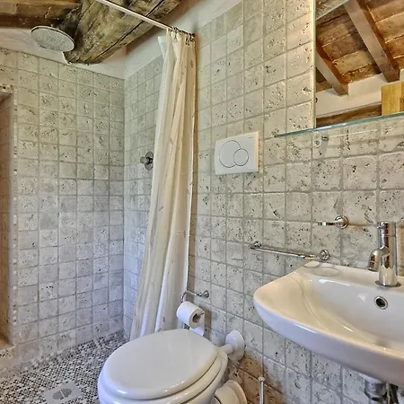 Vernazzano Basso Sleeps 6 * 特拉西梅诺湖畔托罗